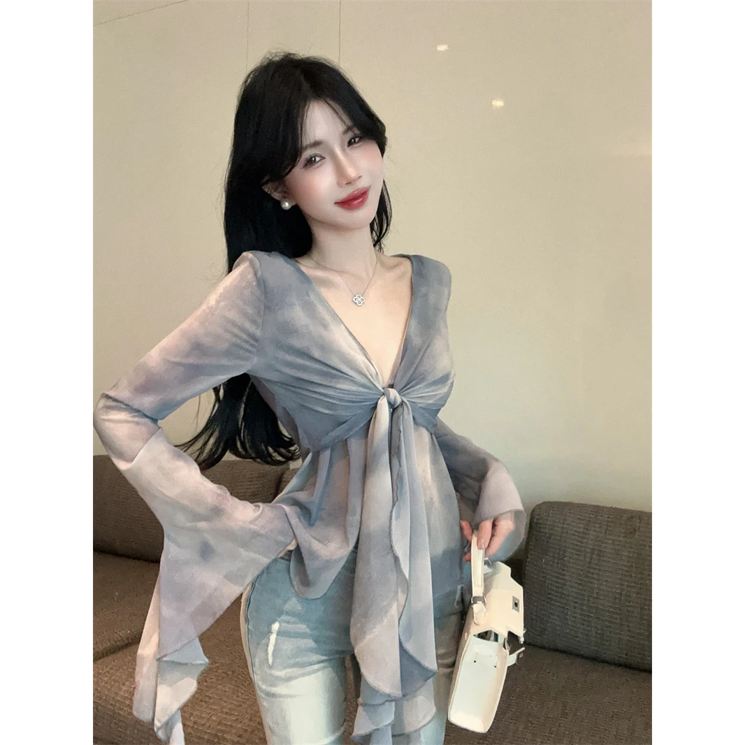 法式气质设计感荷叶边V领绑带长袖衬衫女高级辣妹扎染喇叭袖上衣