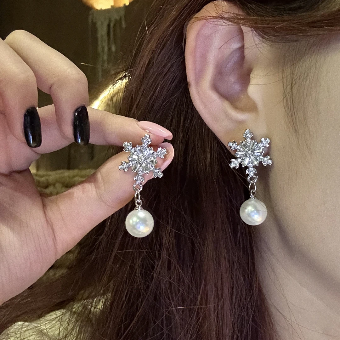 合金耳饰 秋冬闪锆雪花朱朱耳环高级感轻奢小众设计精致百搭新款