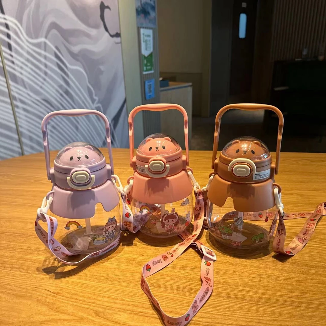 可爱卡通大容量高颜值水杯斜挎学生大肚杯吸管户外防摔斜跨便携
