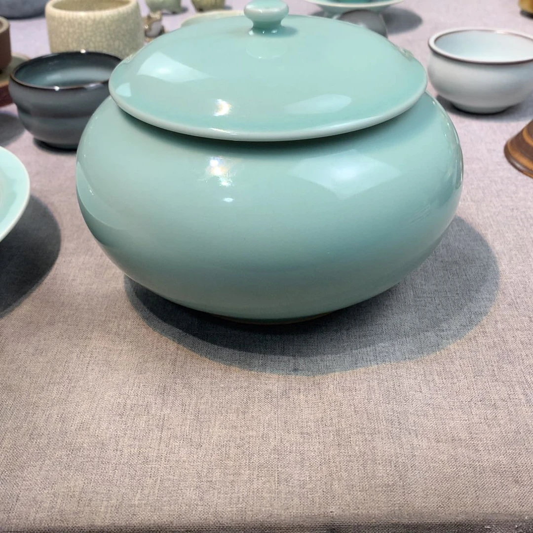 s***e龙泉青瓷粉青茶叶罐
