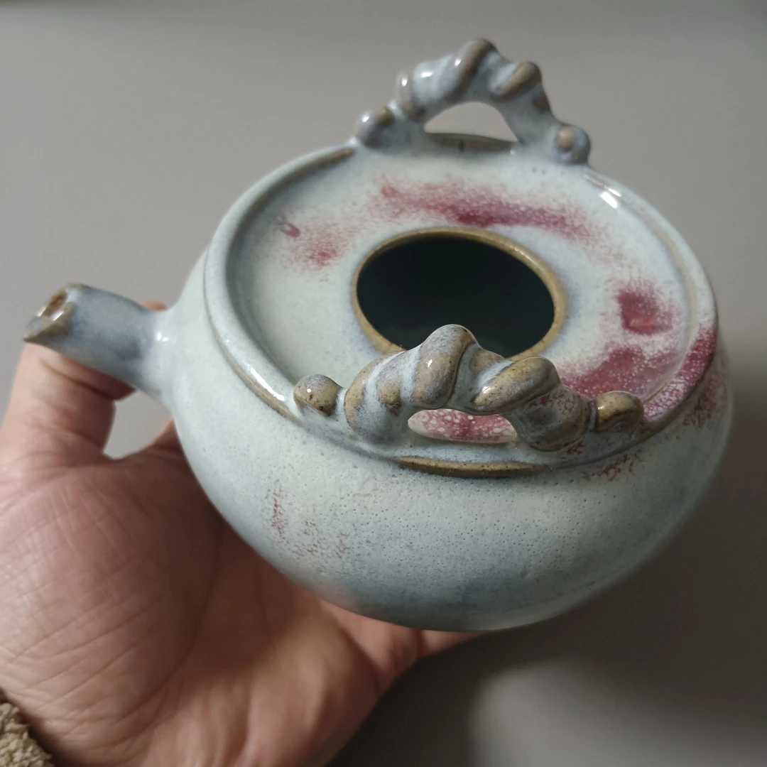 金  钧窑吊壶，自然窑变流淌生动，底足干老。手工茶壶柴烧壶