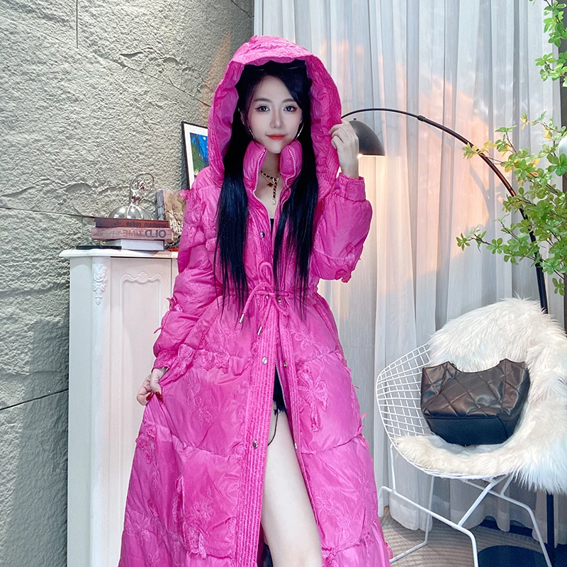 Bikamo/比卡陌冬季穿搭保暖重工刺绣连帽羽绒服外套女L8105-1玫红