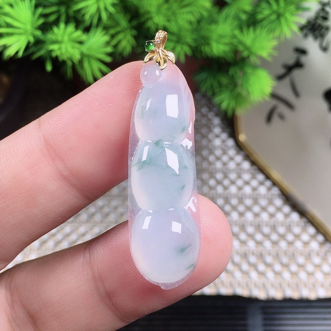 缅甸天然翡翠冰种飘花18k金镶嵌翡翠四季豆吊坠尺寸38.8×12.3×7.3