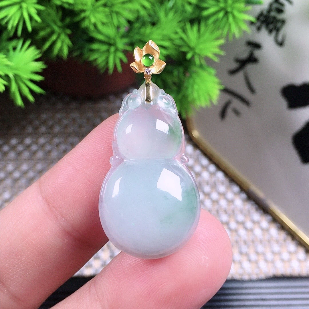 缅甸天然翡翠冰透飘绿18k金镶嵌翡翠葫芦吊坠尺寸：31.5×18.5×6mm