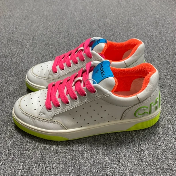 95新 Chanel/香奈儿 98新/38.5码/糖果色双拼logo板鞋/BF00520