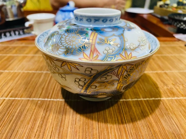 青花彩绘地包天盖碗