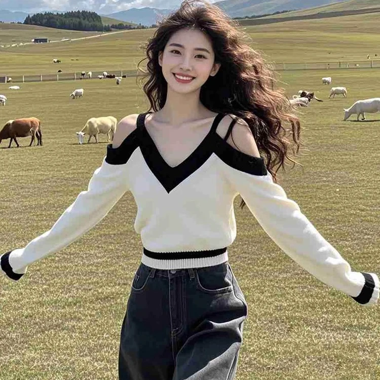 2025年早春新款法式气质温柔风露肩设计v领撞色毛衣针织衫上衣女