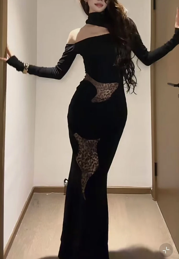 【YIjia】黑色修身显瘦镂空挂脖连衣裙女秋设计感微透视豹纹小黑裙