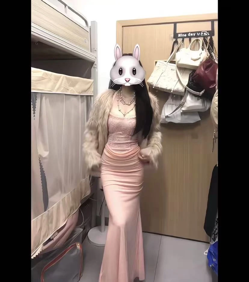 【Yijia】少女穿搭套装新款粉色拼接挂脖连衣裙女秋冬开衫毛绒外套