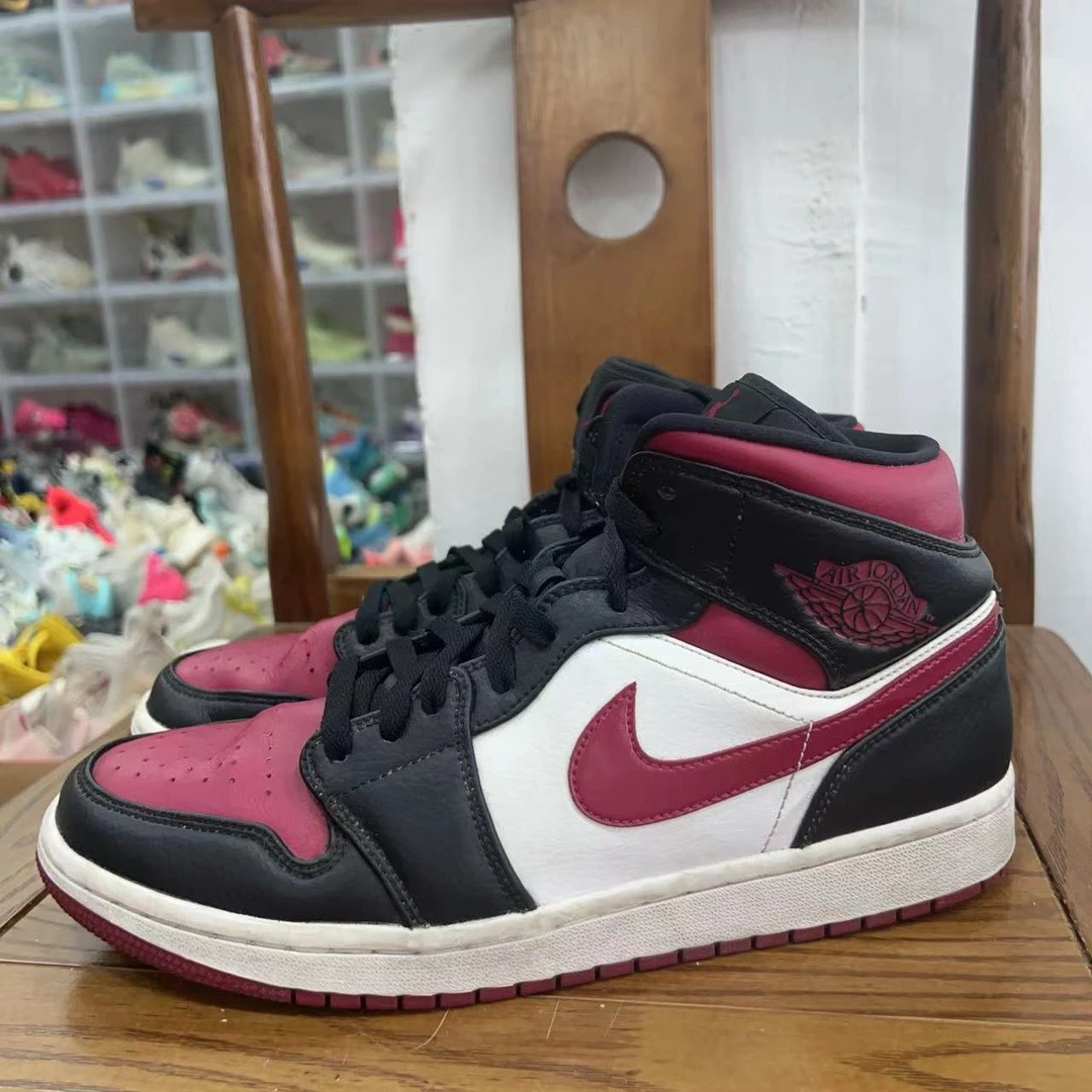 aj1 黑红配色 44码 无原盒 整体成色很不错！鞋底磨损小