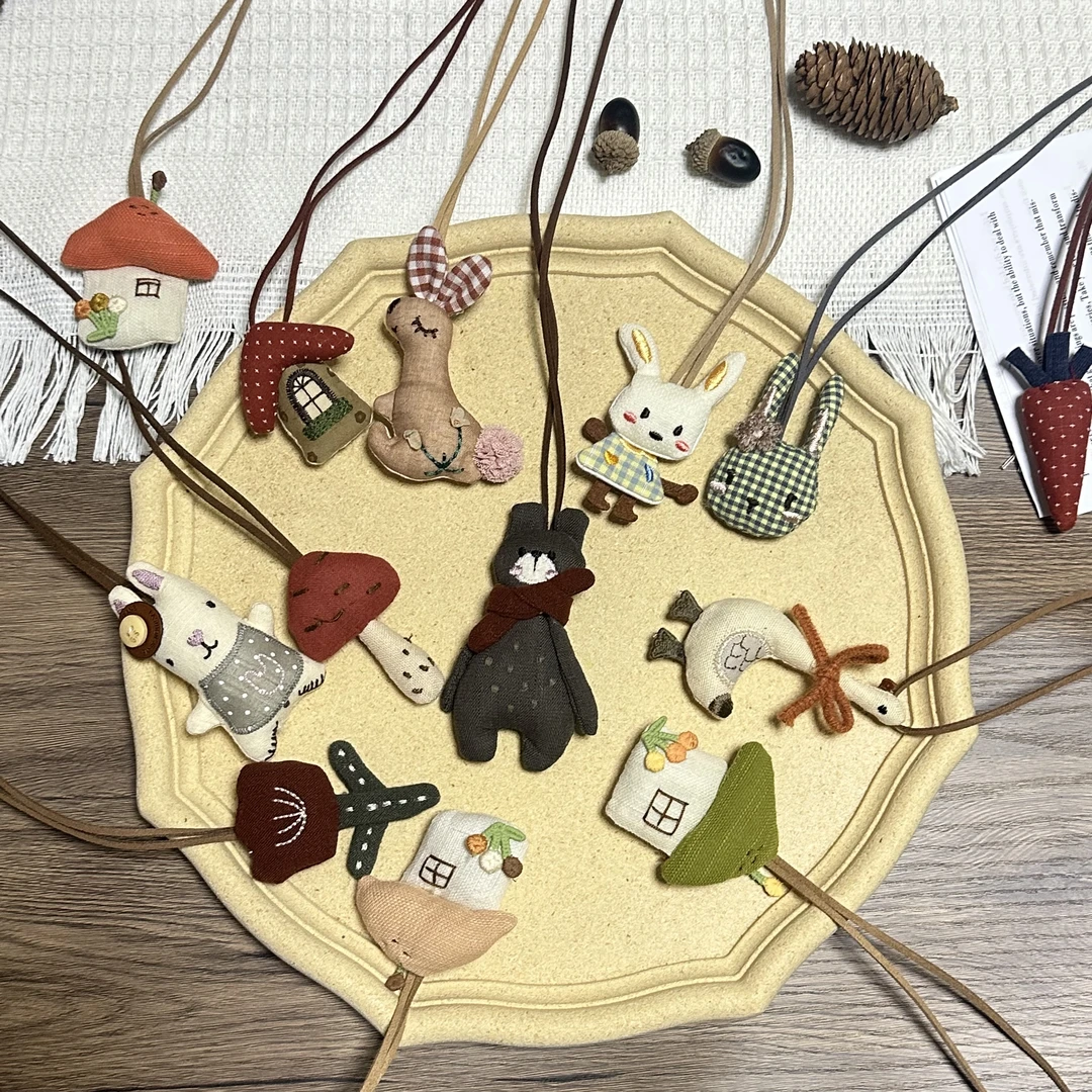 秋冬新款动物卡通布艺充棉手工刺绣毛绒公仔挂脖项链配饰毛衣链女