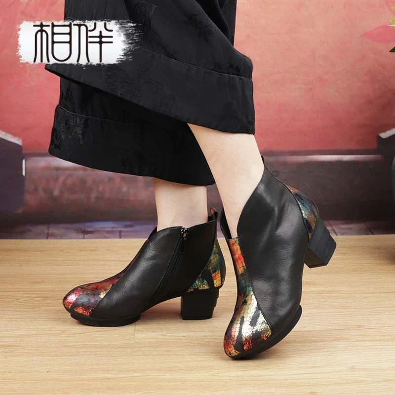 相伴真皮复古秋冬加绒女士短靴粗跟保暖时尚民族风妈妈靴子52983