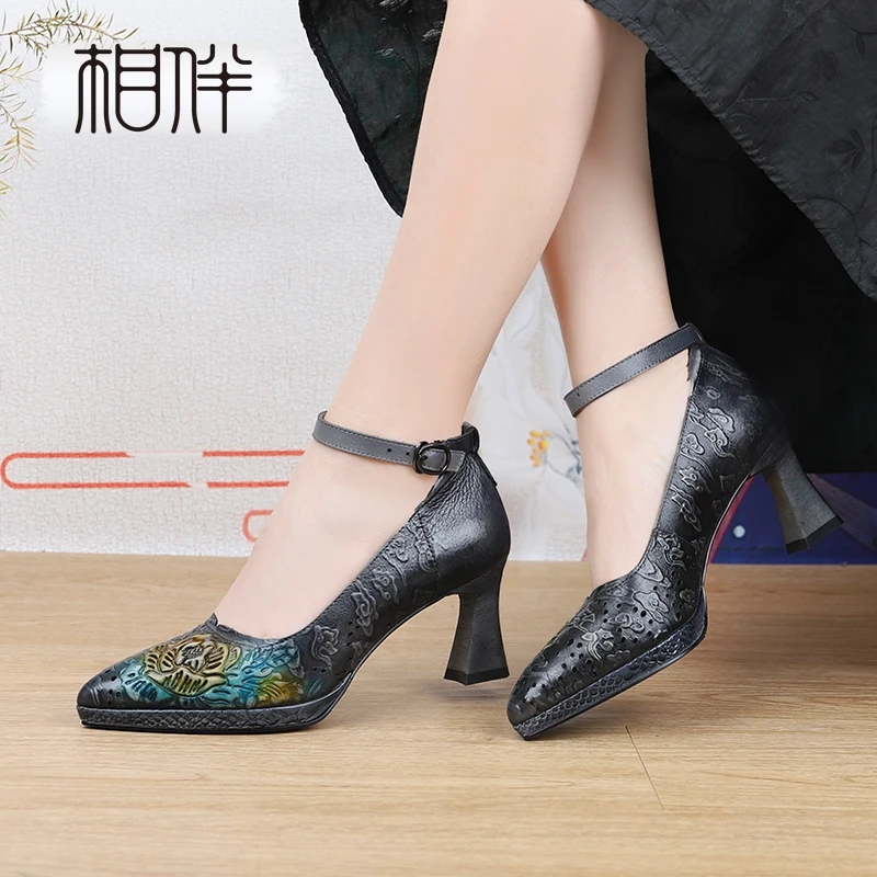相伴真皮高跟鞋春季新款浅口单鞋粗跟压花民族风复古尖头鞋52617