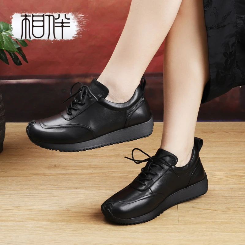 相伴真皮女鞋复古牛皮舒适百搭运动休闲鞋厚底中老年妈妈鞋52830