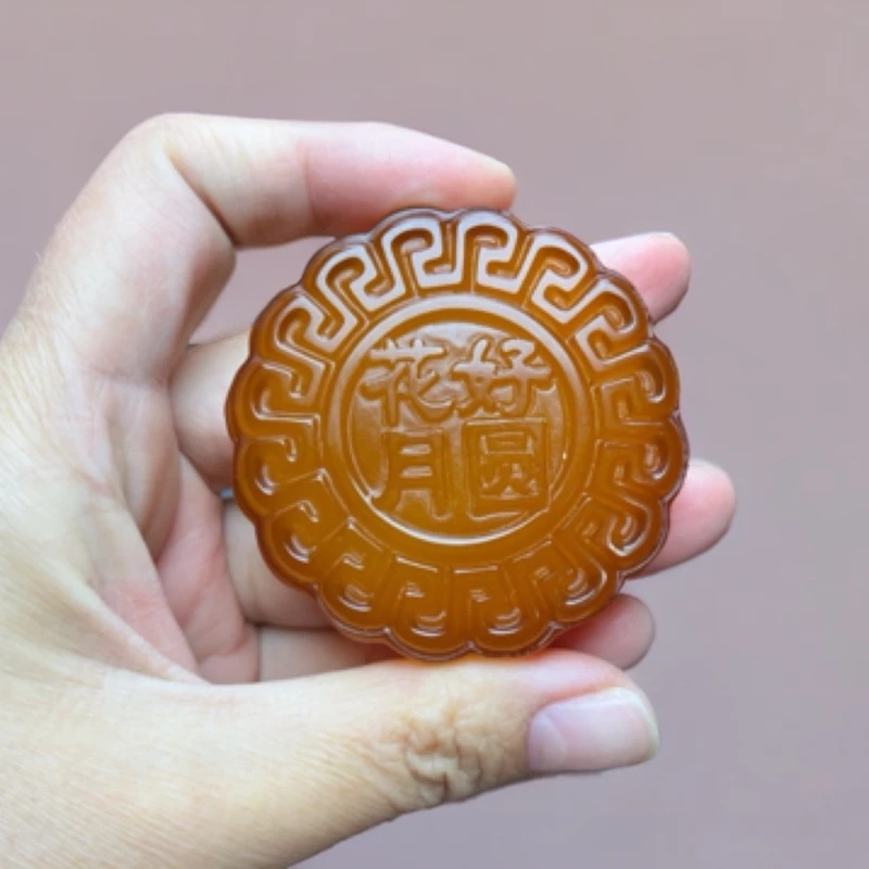 玛瑙玉髓花好月圆雕刻件