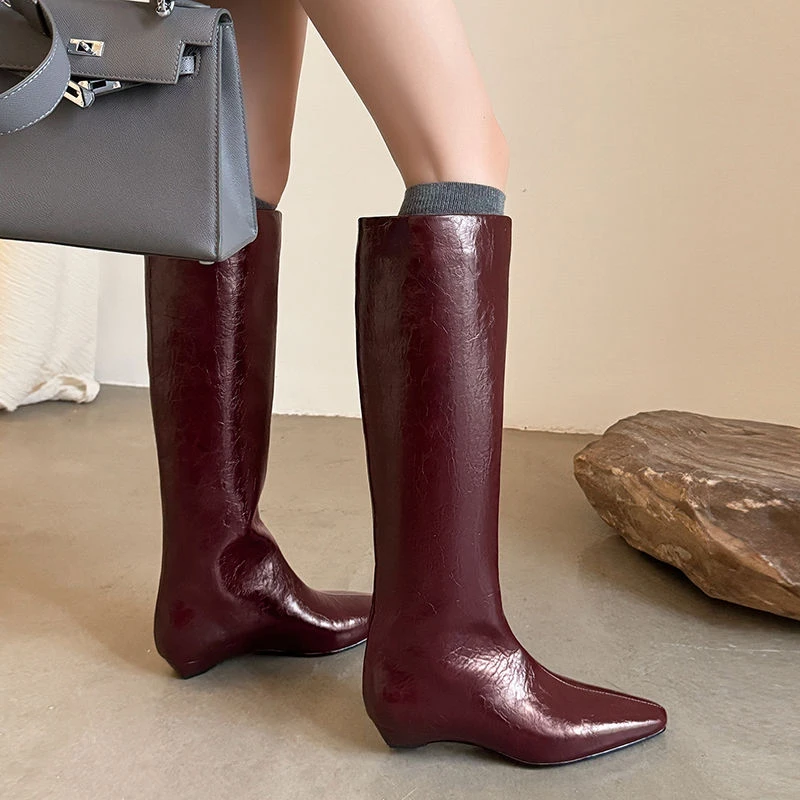 2.5cm时髦复古风洋气2024冬季新款女靴箭头中跟真皮套筒时装靴