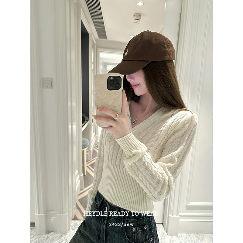 黑豆哼哼 秋色弥深*连帽麻花毛衣女秋短款v领掐腰针织衫套头上衣