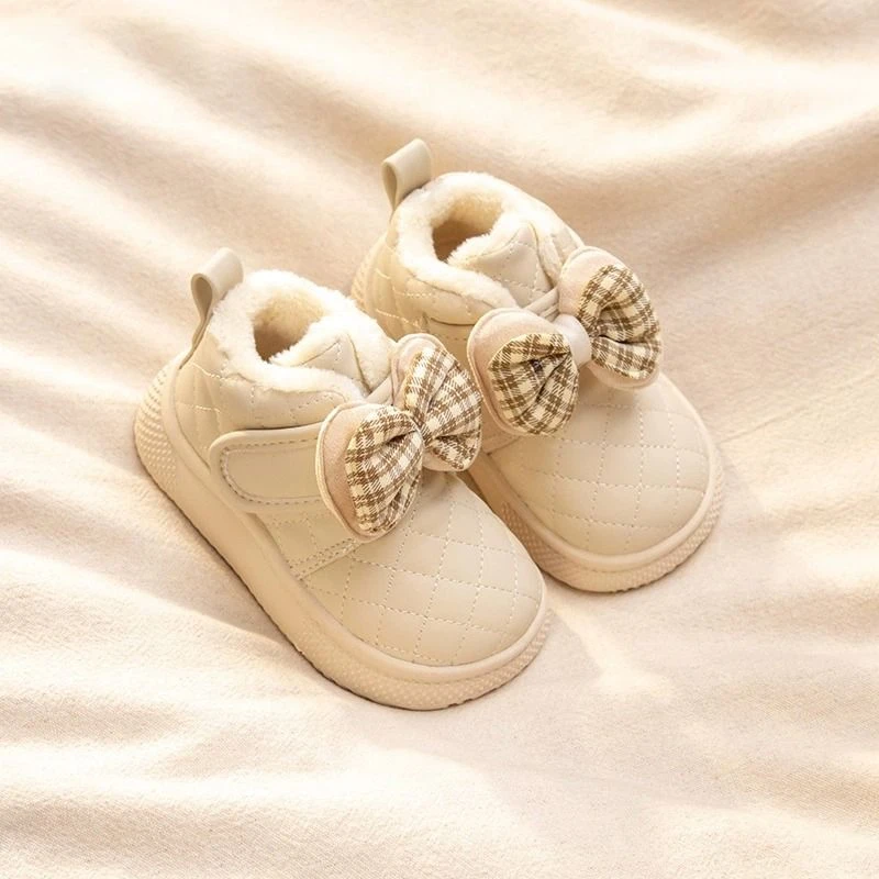 小黄鸭真皮女宝雪地棉鞋软底小童棉靴女童学步鞋加绒防滑短靴婴儿