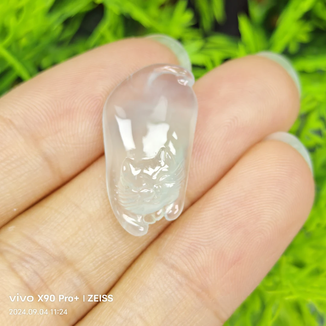 天然缅甸A货翡翠高冰猫猫吊坠，尺寸22.8*12*5.2