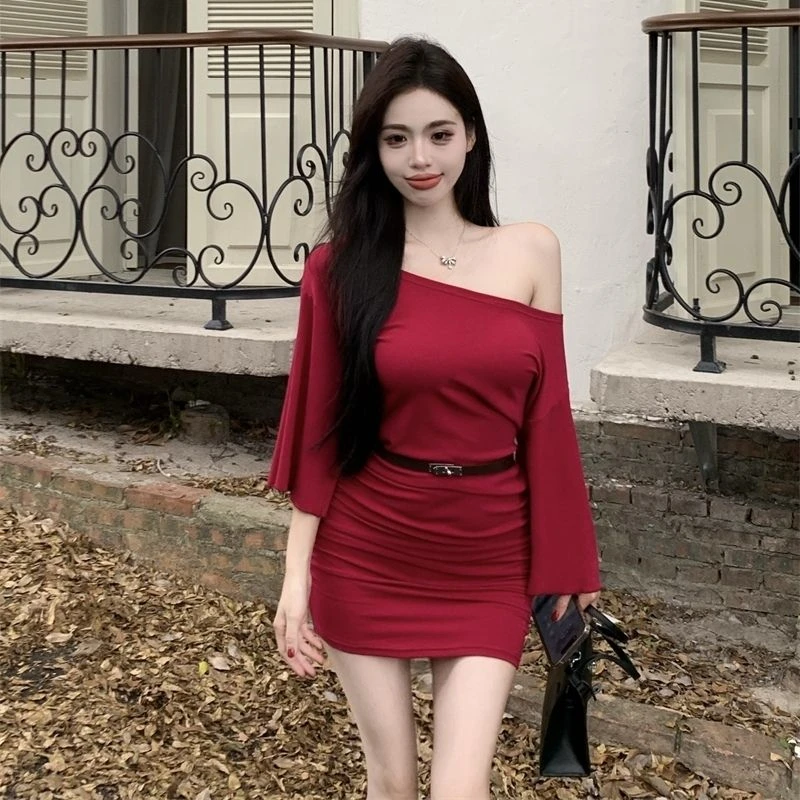 一字肩红色修身长袖连衣裙女褶皱纯欲短裙显身材收腰包臀裙子