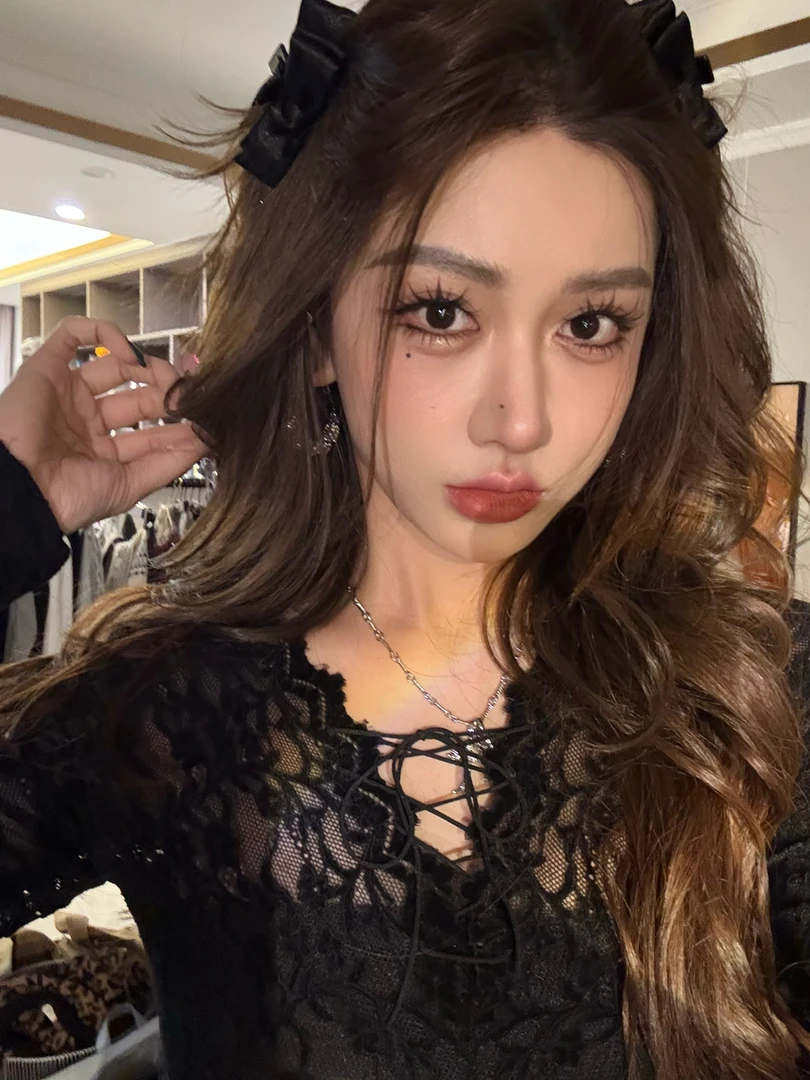 交叉绑带镂空显胸黑色蕾丝T恤设计感百搭修身内搭长袖上衣