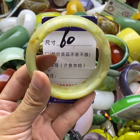 蛇纹石玉手镯未镶嵌