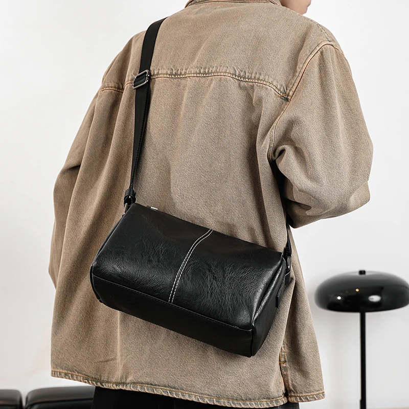 2025新款日系复古单肩包潮流时尚男士机车包休闲男包枕头包小方包