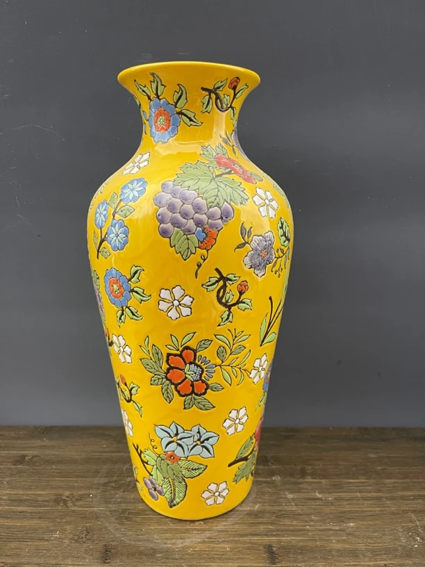 陶瓷花瓶彩绘浮雕花瓶