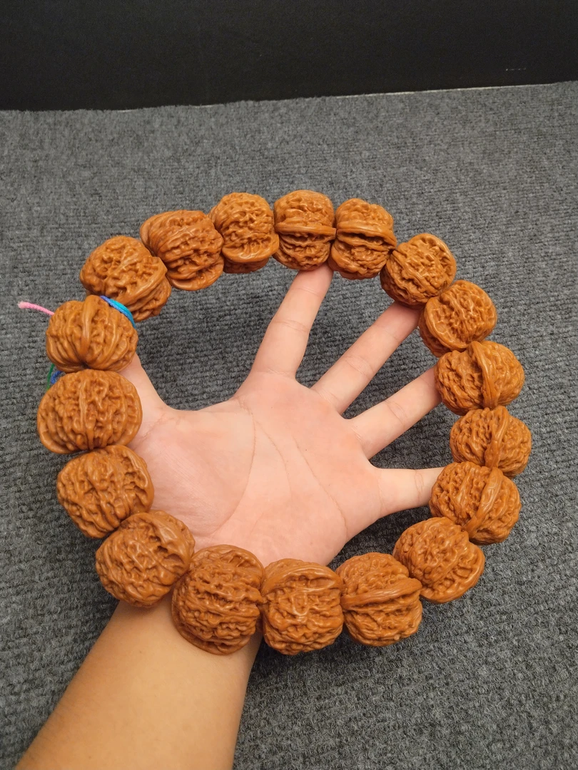 文玩核桃霸气大手持是非常大的带不到手上的