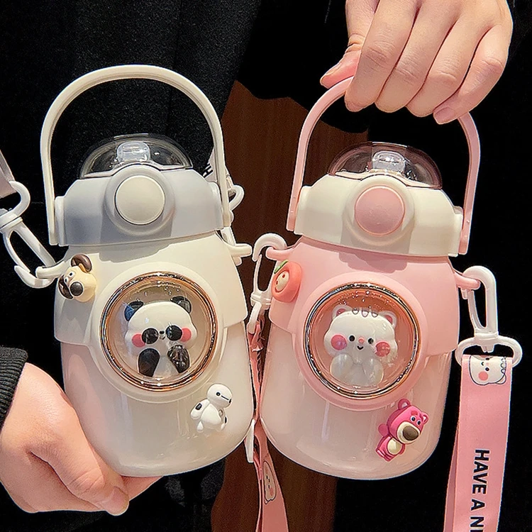 创意吸管杯子高颜值背带儿童水杯太空舱塑料杯大容量弹盖水壶