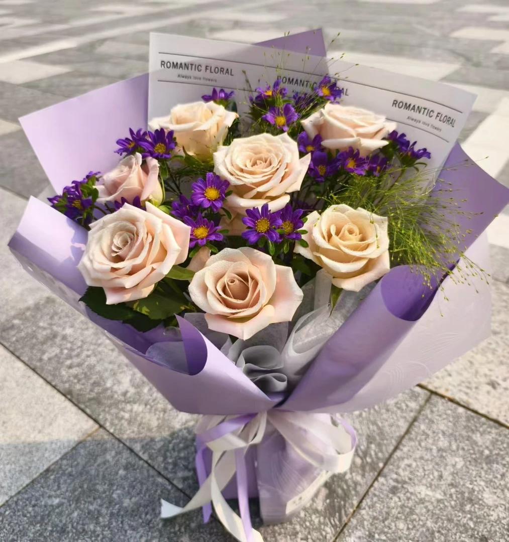 紫色浪漫【7枝曼塔玫瑰搭配紫色迷你菊】-见花则喜