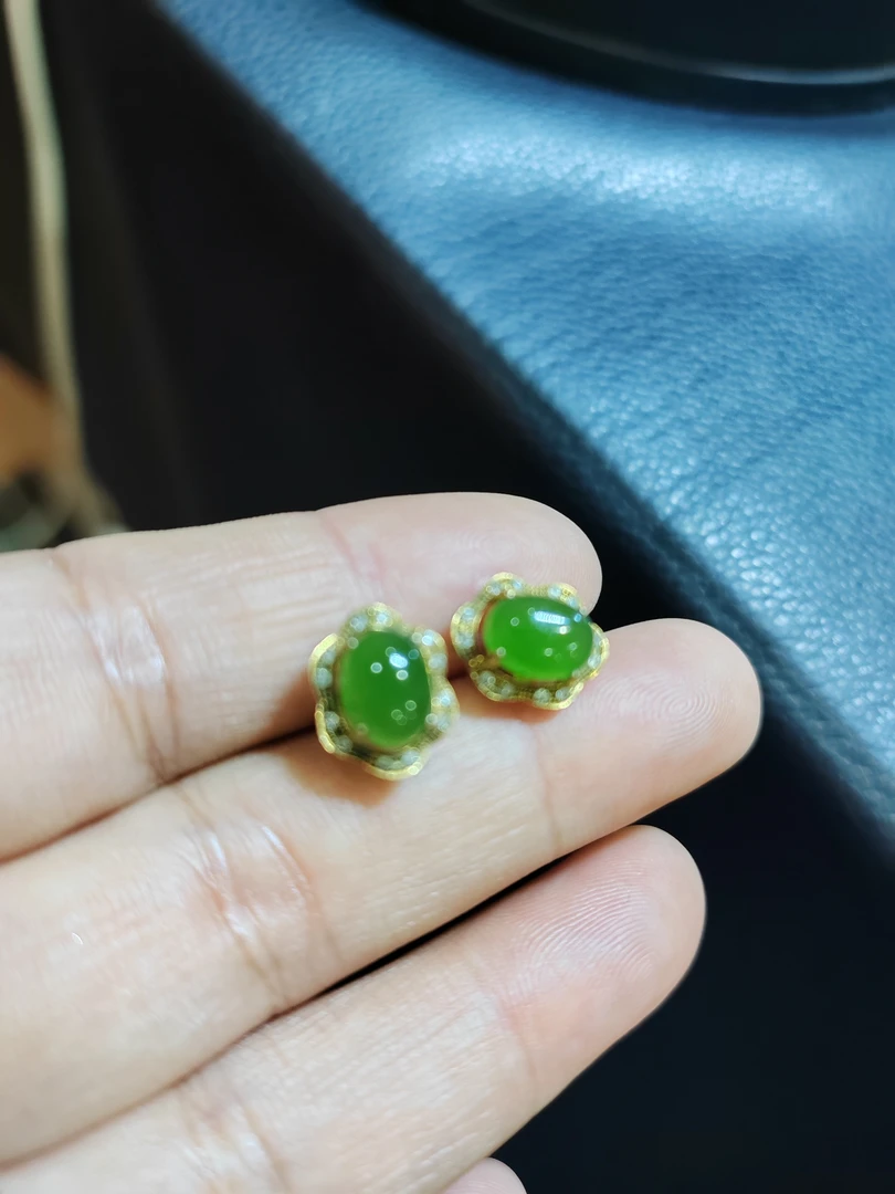 和田碧玉耳钉，冰底阳绿