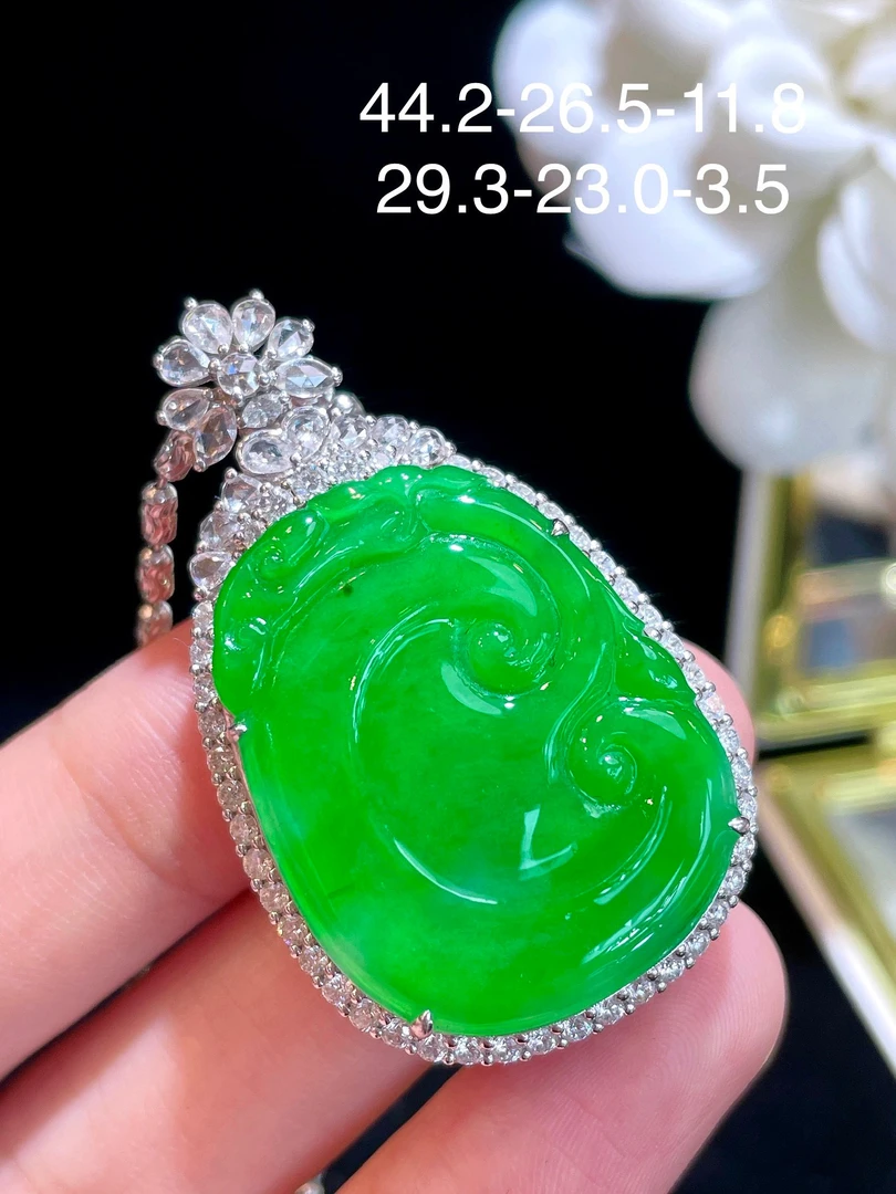 工厂批发18k金南非钻镶嵌天然缅甸翡翠冰种辣绿正阳绿如意吊坠