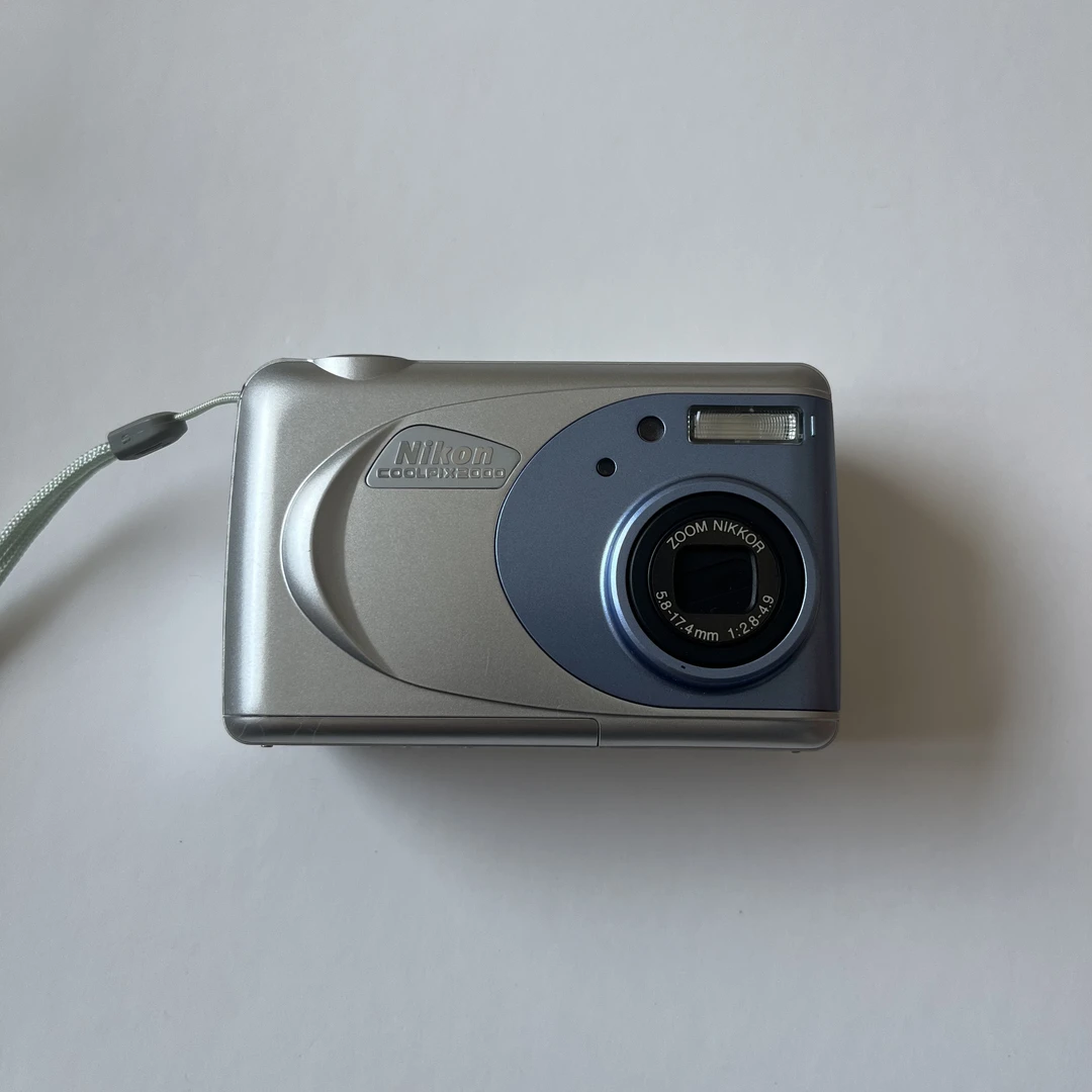 9新 Nikon/尼康 尼康COOLPIX2000  屏幕轻微老化 5号电池自备