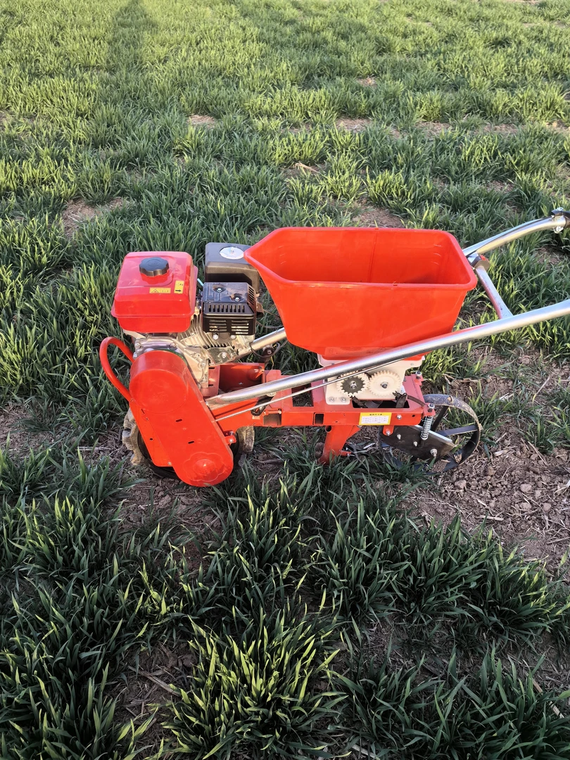 多功能追肥播种一体机动力强劲厂家直销品质保证女同志轻松操作