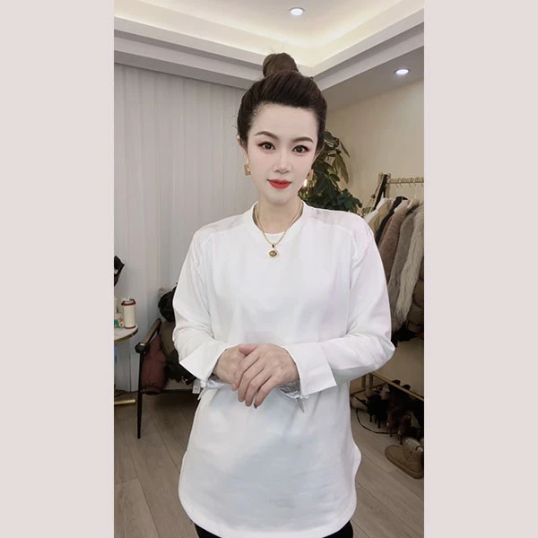 袖口开衩盘扣肩膀拼接印花下摆圆弧设计圆领加绒白T恤