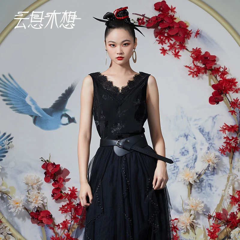 云思木想摩登中国风2023秋季新款V领蕾丝花边时尚背心10909