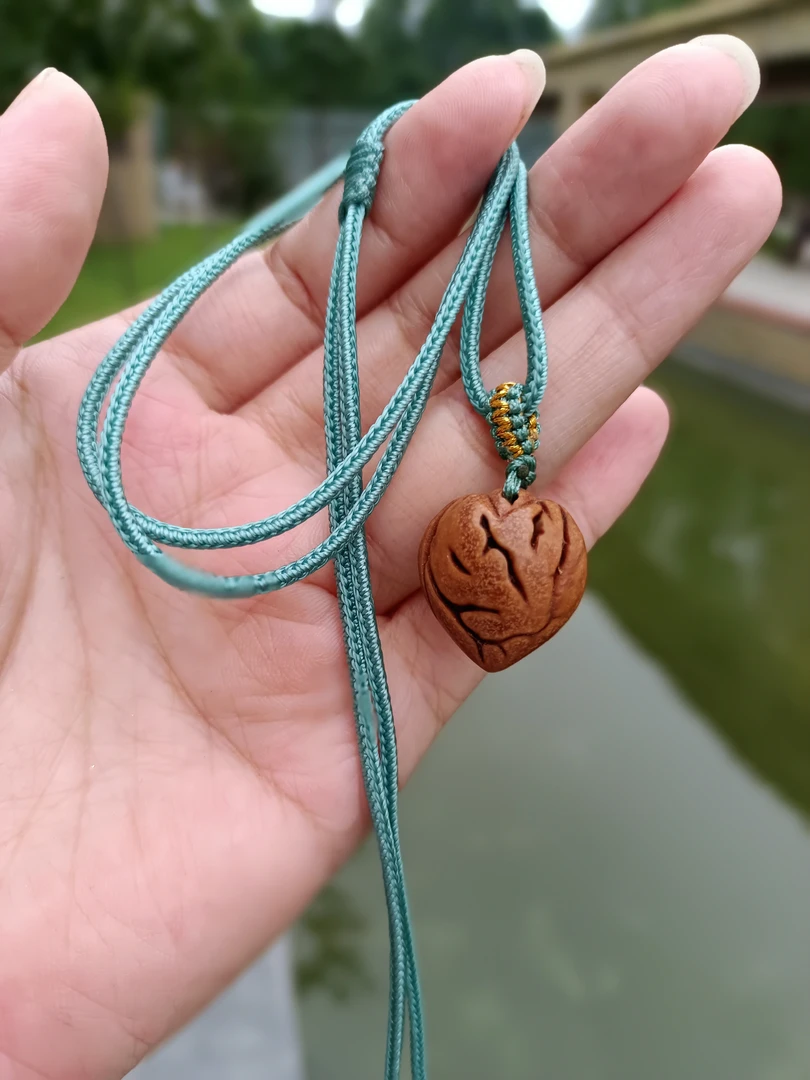 【老桃核手工雕刻吊坠】野生桃核，纯手工精心雕琢成小心心心形