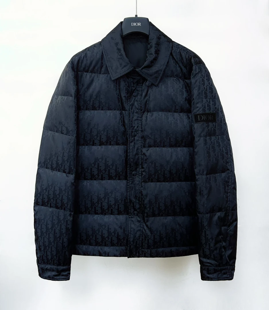 全新未使用 DIOR/迪奥 手臂黑logo满暗花黑色羽絨服 293C436A4462