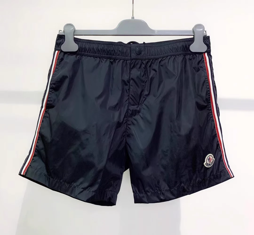 全新未使用 MONCLER 侧边彩条 小Logo贴花 男士休闲短裤 2C00004