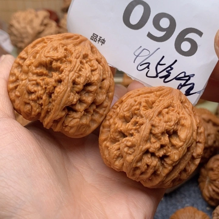 文玩核桃吊坠096号46.5粗筋