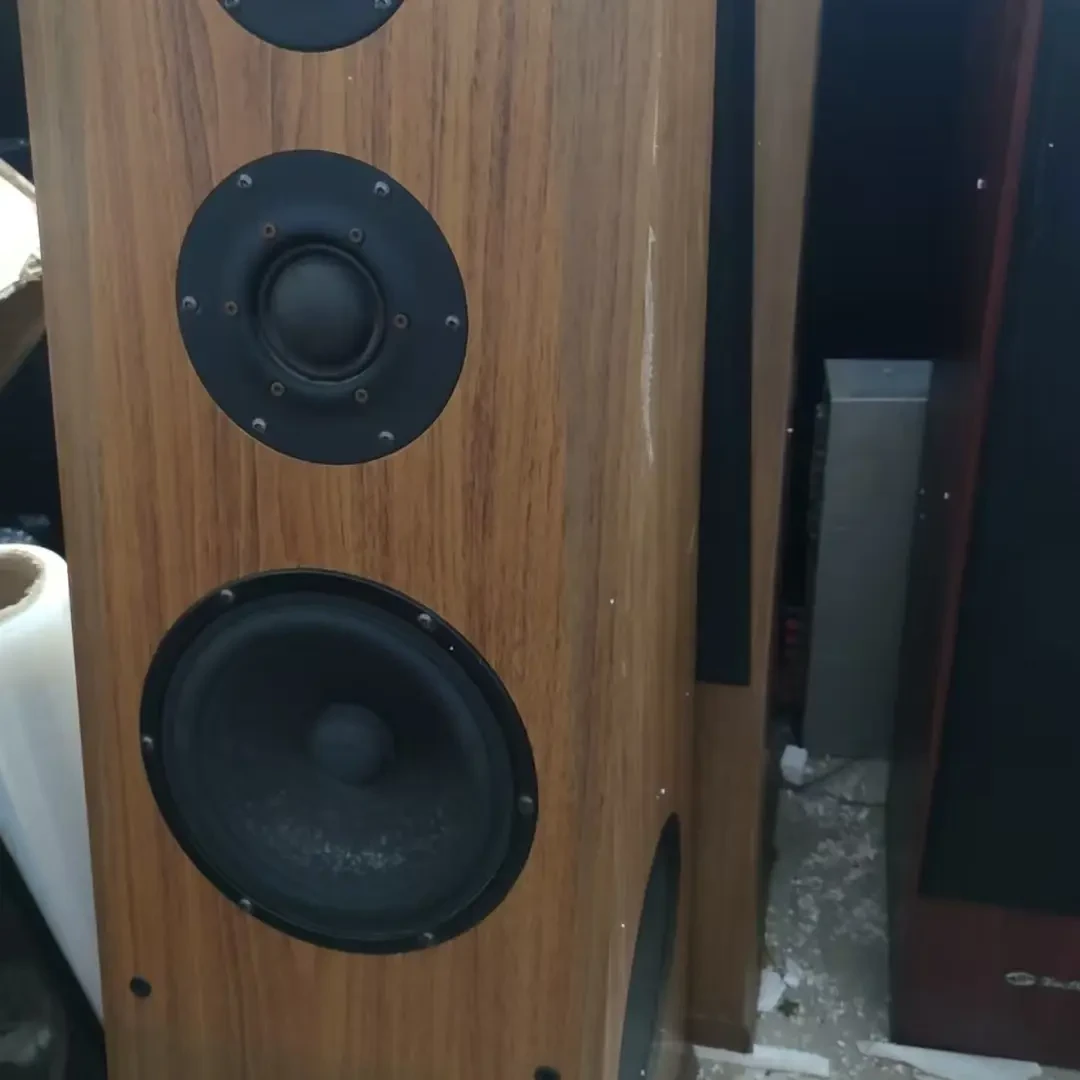 8新  落地音响一对，不包邮费。