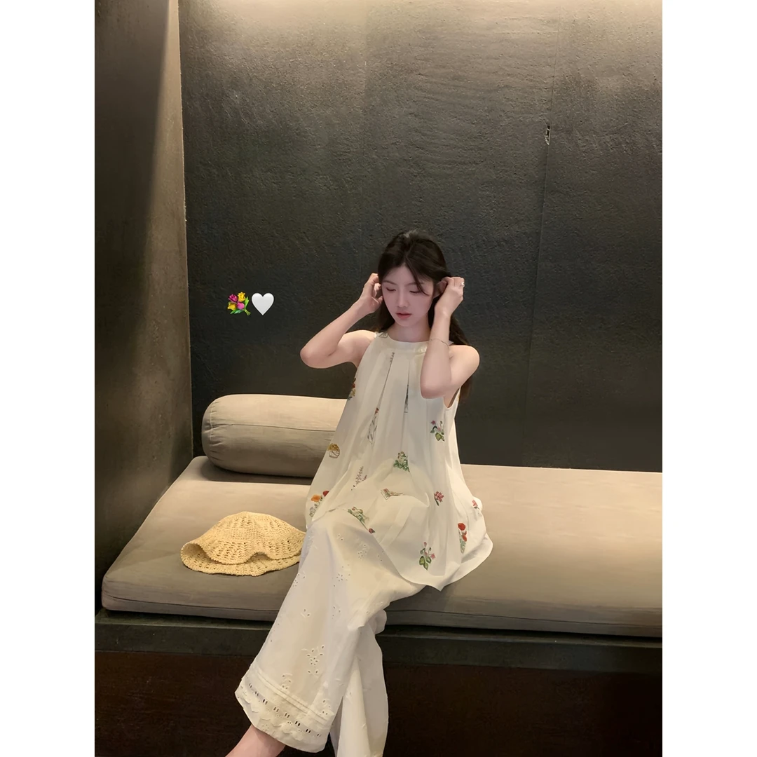 白水女 miu公主~法式绣花挂脖雪纺衫女春夏高级感上衣 B50450002