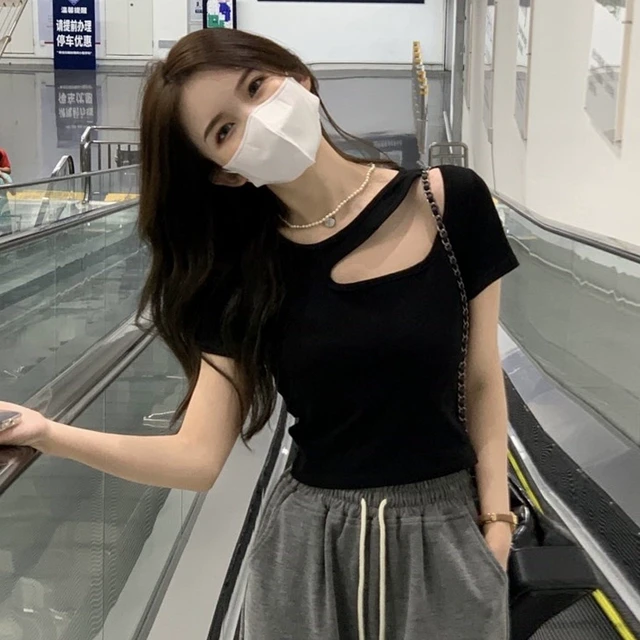 甜辣纯欲风短款黑色T恤小个子夏季设计感镂空修身短袖上衣女夏潮