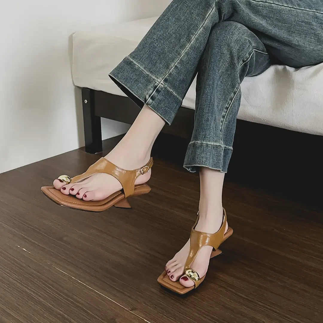 软皮绝美巨好看套趾方一字带凉鞋女夏季外穿时尚中跟坡跟配裙子