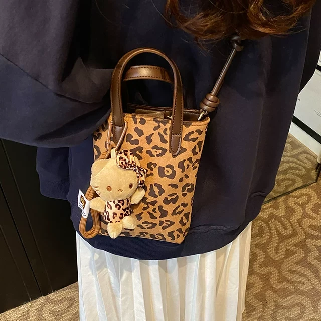 秋冬季百搭小众豹纹包包女2025新款休闲斜挎包复古麂皮绒面手机包
