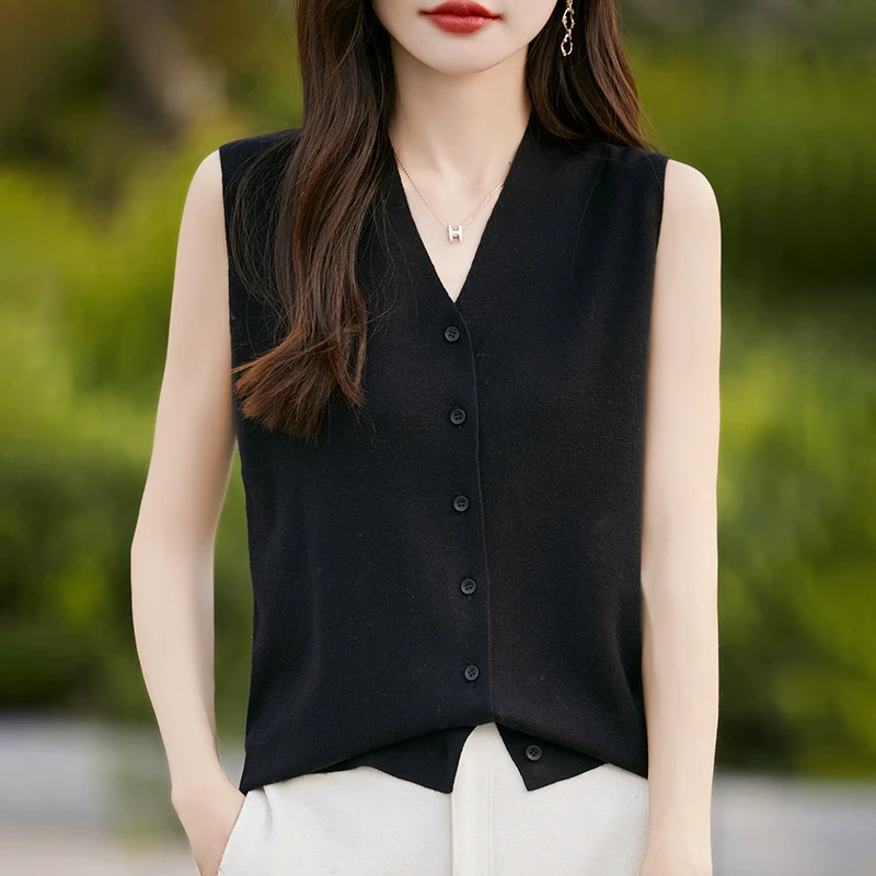 羊范简约慵懒风~2025新款V领无袖内搭背心女法式精纺羊毛马甲开衫