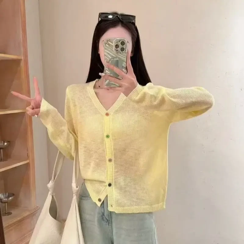 彩扣V领针织防晒开衫女薄款夏季2025新款外搭小披肩冰丝罩衫上衣