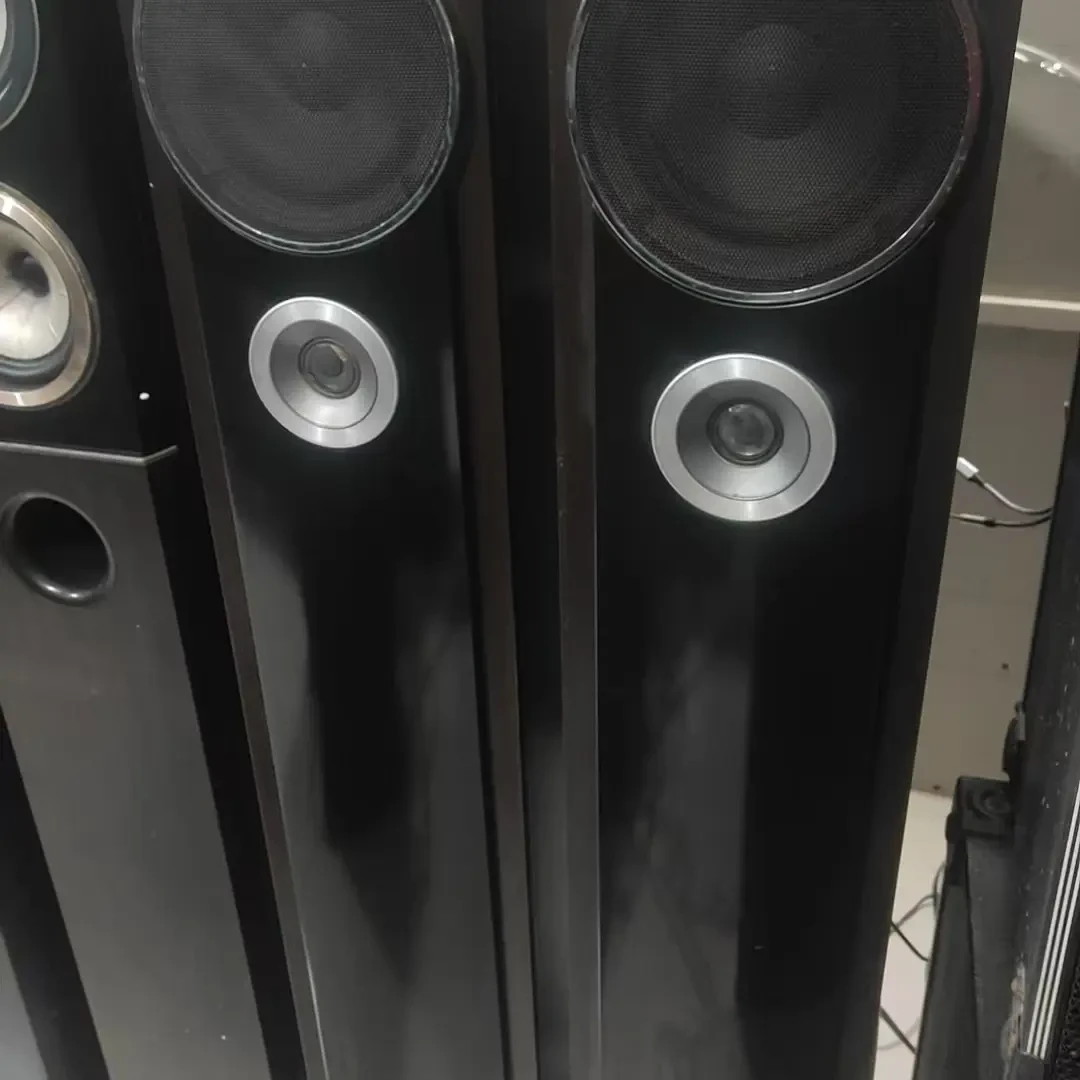 高8寸3分屏，钢琴烤漆音箱，一对无瑕疵，运费到付