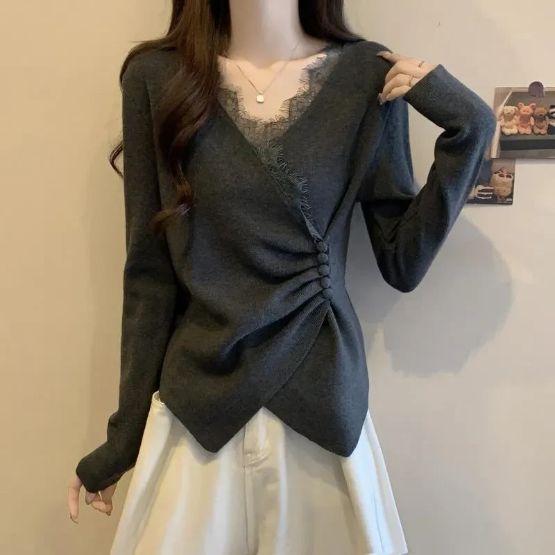 大码女装复古设计感V领蕾丝拼接针织衫女胖MM显瘦不规则打底毛衣